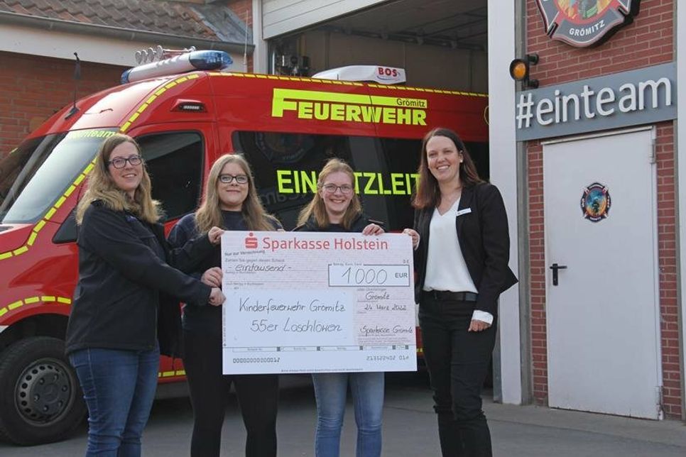 Sparkasse übergibt 1.000 Euro an Kinderfeuerwehr.