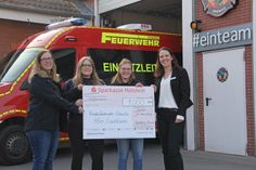 Sparkasse übergibt 1.000 Euro an Kinderfeuerwehr.