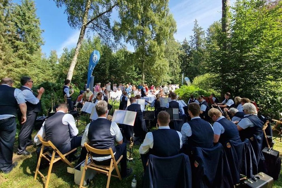 Eine ganz besondere Konzertkulisse: Der Waldteich in Kellenhusen.