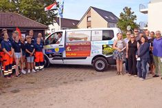 Gemeinsam mit einigen Werbepartnern (r.) nahmen die Mitglieder der DLRG Lübecker Bucht das neue Fahrzeug offiziell in Betrieb.
