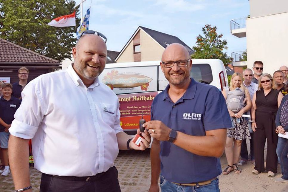 Freuen sich, nun  endlich den Schlüssel für den geräumigen 9-Sitzer in den Händen zu halten: der DLRG Vorsitzende Olaf Techen (l.) und sein Stellvertreter Thomas Walz.