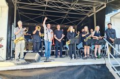 Die OGT-Big Band unter der Leitung von Dr. Axel Ster gibt mit Nils Landgren traditionell den musikalischen Auftakt zur Jazz Baltica auf dem Timmendorfer Platz.