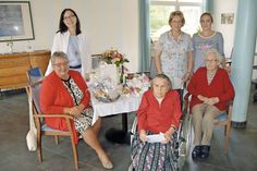 Seit zweieinhalb Jahren lebt Magarete König (vorn) im „Haus zur Eiche“. Glückwünsche zu ihrem runden Geburtstag nahm sie dort bei einem kleinen Empfang von Ratekaus Bürgervorsteherin Gaby Spiller (v.l.), Sieglinde Baumann (Dorfvorstand), Petra Großschulte und Lara Rogowski sowie Mitbewohnerin Paula Pape entgegen.  (Foto: Setje-Eilers)