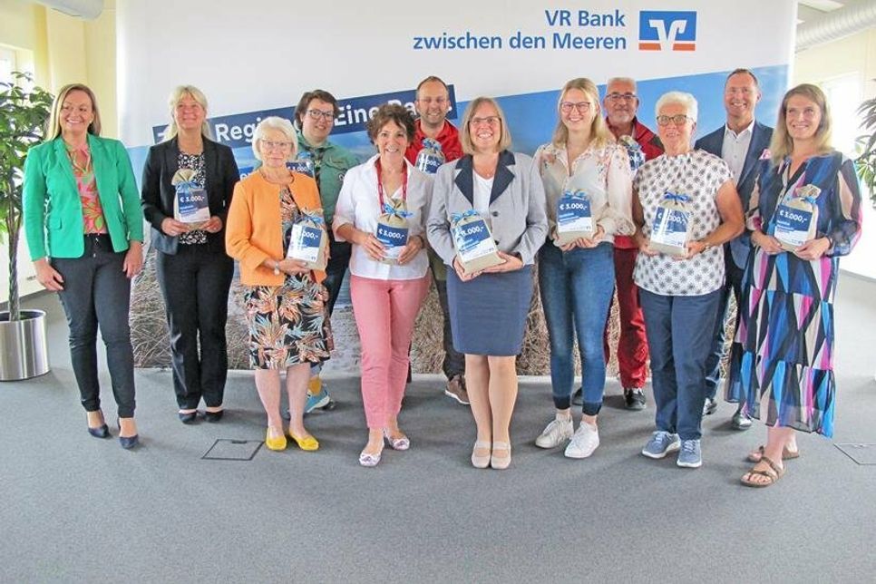 Für die VR Bank zwischen den Meeren überreichten die Leiterin für Marketing / Kommunikation Anna Wiatrok (li) und Vorstandsmitglied Lars Nissen (r) die Sommerspenden in Ostholstein an die 10 Spendenempfänger.
