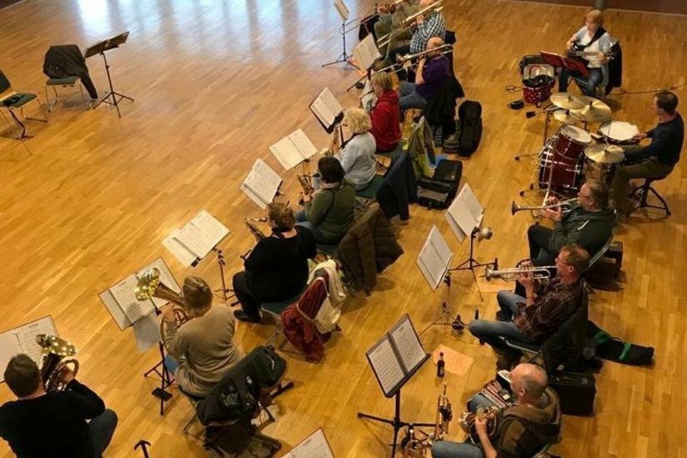„Die Bandfelder“ sind auf der Suche nach einem größeren Probenraum. Aus diesem Anlass testeten sie kürzlich den Klosterkrug in Cismar.
