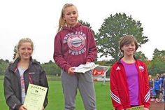 Paula Bruhn (Mitte) wurde Erste, Anna Frank (l.) wurde Zweite und Thalina Gleitsmann hat es im 2,5-km-Crosslauf der Klassen 7 und 8 als Dritte aufs Siegertreppchen geschafft.