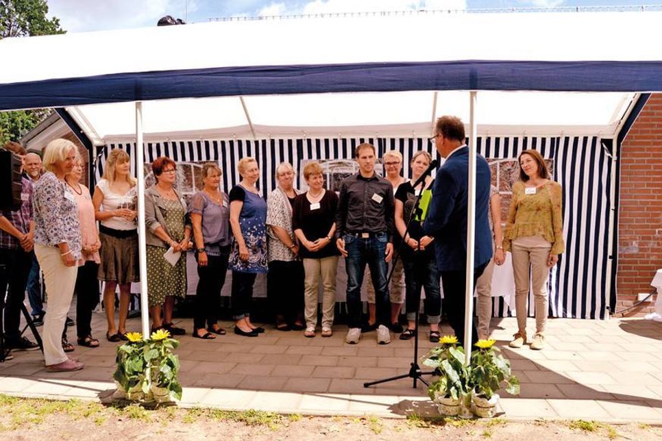 Für den Kirchenkreis Eutin richtete Propst Peter Barz (r.) die Glückwünsche an das Kindergarten-Team von Christiane Schumacher (m., brauner Pullover) aus. (Foto: Stefan Setje-Eilers)