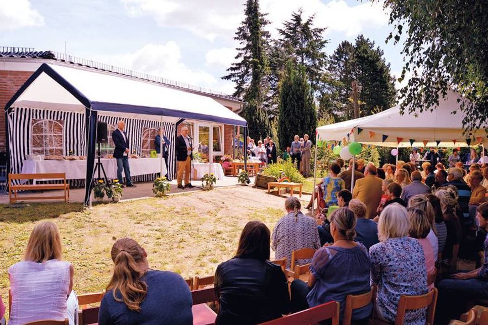 Bei bestem Wetter fand der offizielle Empfang mit zahlreichen Gästen statt. (Foto: Stefan Setje-Eilers)