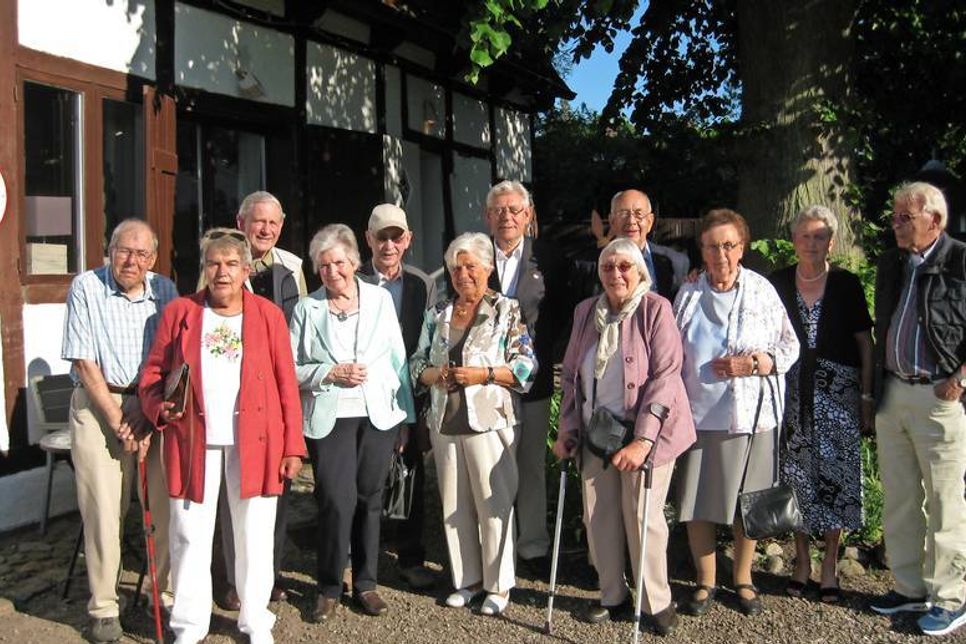 Neustadt. Wie so oft in den vergangenen Jahrzehnten traf sich kürzlich die M 10 b der damaligen Neustädter Mittelschule auch dieses Jahr wieder zu einem fröhlichen Beisammensein im Marienhof. 65 Jahre nach der Schulentlassung ließen 15 Teilnehmer die Vergangenheit aufleben und genossen die ungetrübte Vertrautheit, als hätte es gerade zur Pause geläutet. Wehmütig erinnerten sich alle an diejenigen, die nicht mehr dabei sein konnten. (red)