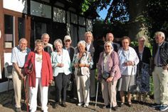 Neustadt. Wie so oft in den vergangenen Jahrzehnten traf sich kürzlich die M 10 b der damaligen Neustädter Mittelschule auch dieses Jahr wieder zu einem fröhlichen Beisammensein im Marienhof. 65 Jahre nach der Schulentlassung ließen 15 Teilnehmer die Vergangenheit aufleben und genossen die ungetrübte Vertrautheit, als hätte es gerade zur Pause geläutet. Wehmütig erinnerten sich alle an diejenigen, die nicht mehr dabei sein konnten. (red)