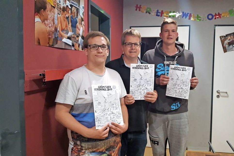 Kai Altenkirch, Kinder- und Jugendberater Udo Braeger und Tim Muchow (v. lks.) präsentieren den umfangreichen Grömitzer Ferienpass 2017.