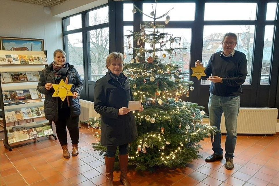 Alkje Kohlsaat (KiTa St. Katharinen), Regina Kohlsaat (KiTa Freie ev. Gemeinde) und Bürgermeister Klaus Winter (v. lks.) bei der Übergabe des „Hoffnungs-Leuchtsterns“ für das Lensahner Rathaus.