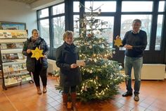 Alkje Kohlsaat (KiTa St. Katharinen), Regina Kohlsaat (KiTa Freie ev. Gemeinde) und Bürgermeister Klaus Winter (v. lks.) bei der Übergabe des „Hoffnungs-Leuchtsterns“ für das Lensahner Rathaus.