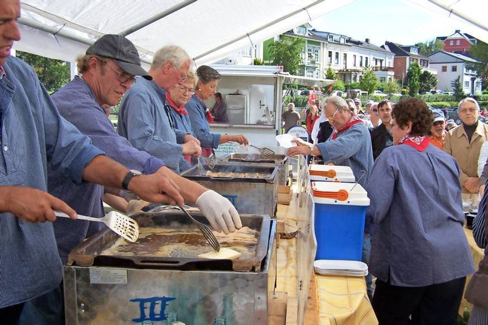 Fischer braten Heringe.