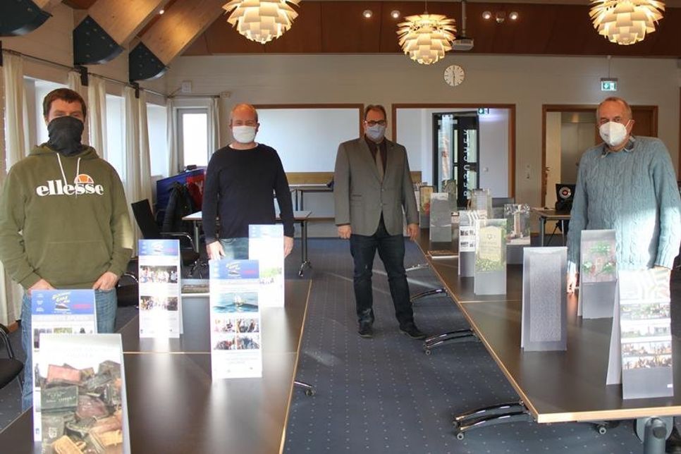 Präsentation der Ausstellungs-Elemente als Modell im Sitzungssaal des Rathauses mit  Danny Seidel, Mano Salokat, Mirko Spieckermann und Wilhelm Lange (v. lks.).