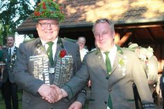 Karl-Heinz Wilkens (re.) trägt die Königswürde seit 2019. Damals gratulierte ihm Reiner Becker, der König von 2018.