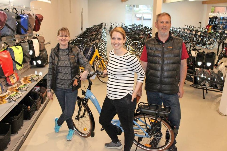 Geschäftsführerin Klio Paarmann-Sülberg (vorne), Filialleiterin Heike Wiesehütter und Werkstattleiter Robert Alberding stehen im MTB-Market eBikestore in Bad Schwartau für guten Service. FOTO: PA