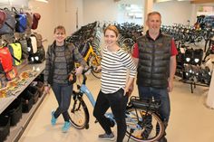 Geschäftsführerin Klio Paarmann-Sülberg (vorne), Filialleiterin Heike Wiesehütter und Werkstattleiter Robert Alberding stehen im MTB-Market eBikestore in Bad Schwartau für guten Service. FOTO: PA
