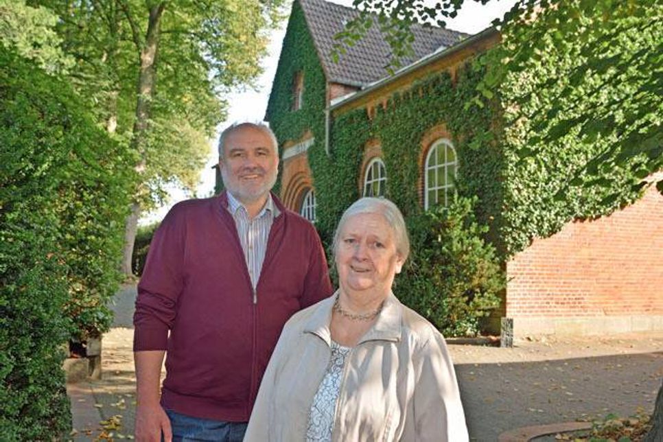 Stadtführerin Anne-Kathrin Kalb und Friedhofsverwalter Detlef Beisner laden zur 34. Friedhofsführung am kommenden Mittwoch, 3. Oktober ein.  Foto: Schneider