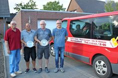 Die beiden Jubilare Udo Gradert (2. v. re.) und Stefan Holznagel (2. v. lks.) nahmen die Glückwünsche von Robert Bahr (lks.) und Manfred Rönnau entgegen.