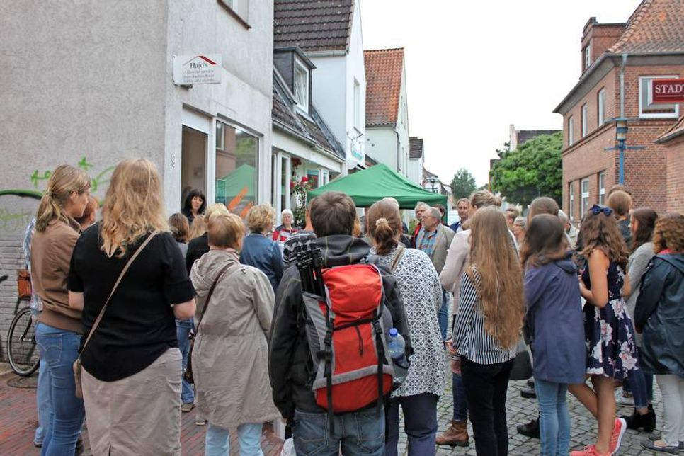 Die Vernissage lockte viele interessierte Neustädter aller Generationen an.