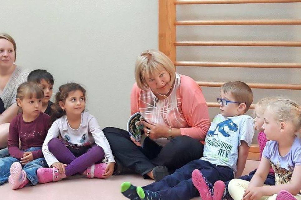 Mit einer Auswahl der schönsten Kinderlieder besuchte Bettina Hagedorn die Kleinen.