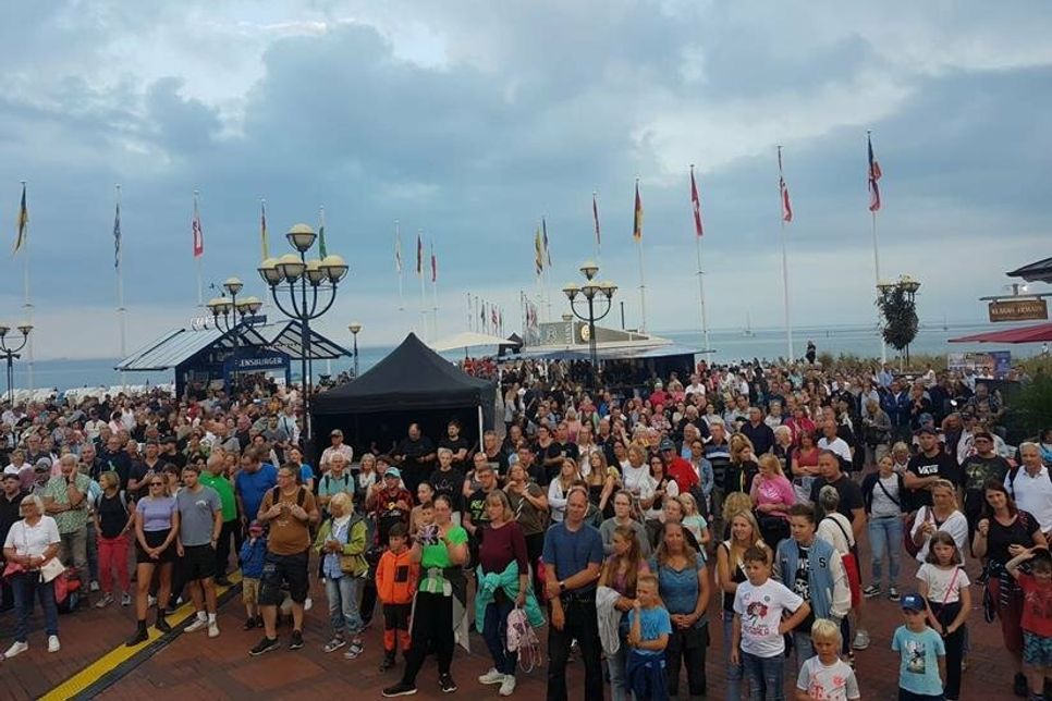 Beste Stimmung gab es bereits am frühen Abend auf dem Seebrückenvorplatz.