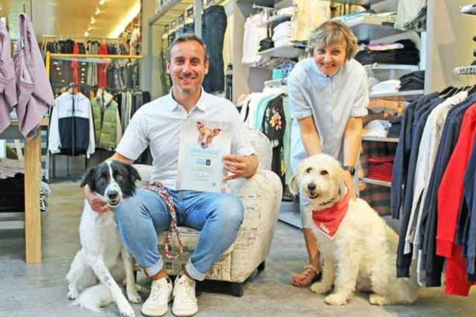 „Tilda“ (r.) und „Zoe“ tragen auf ihre Art zum guten Arbeitsklima im Modehaus Mews bei, sagen Geschäftsführer Philipp Schatz und Mitarbeiterin Olga Semtschuk.
