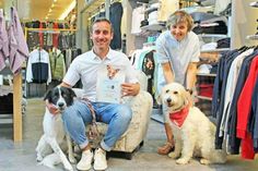 „Tilda“ (r.) und „Zoe“ tragen auf ihre Art zum guten Arbeitsklima im Modehaus Mews bei, sagen Geschäftsführer Philipp Schatz und Mitarbeiterin Olga Semtschuk.