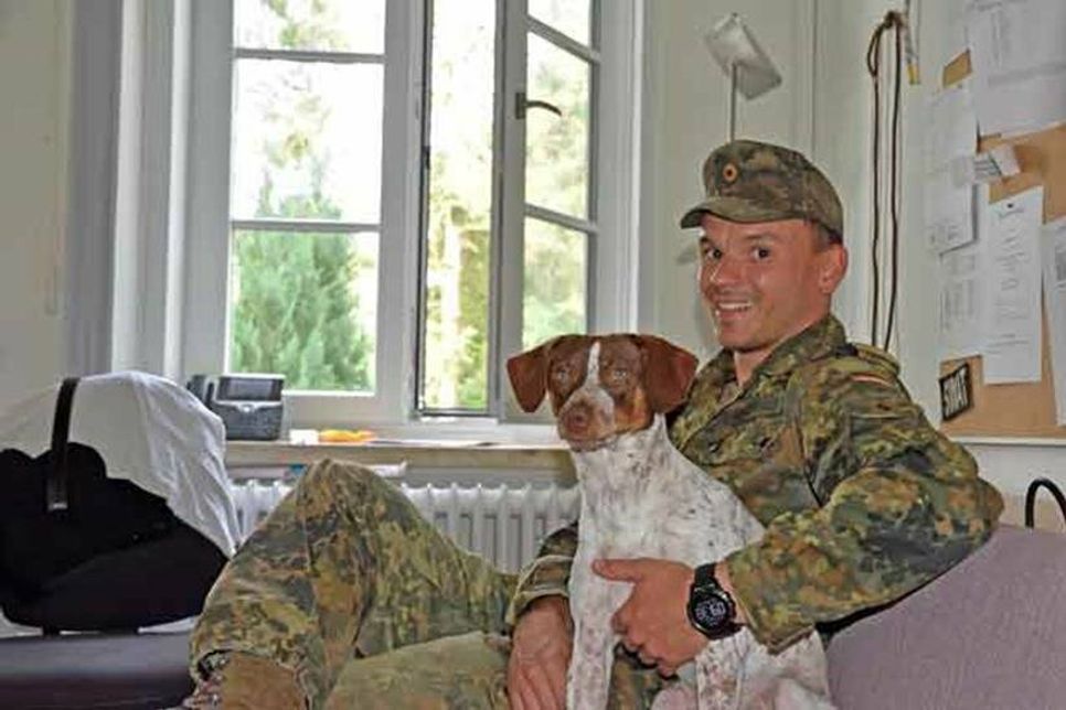 Für Kuscheleinheiten immer zu haben: „Floki“ begleitet gern seinen Halter Oberstleutnant René Ritterbach zur Arbeit und fühlt sich in dessen Büro ganz zuhause.