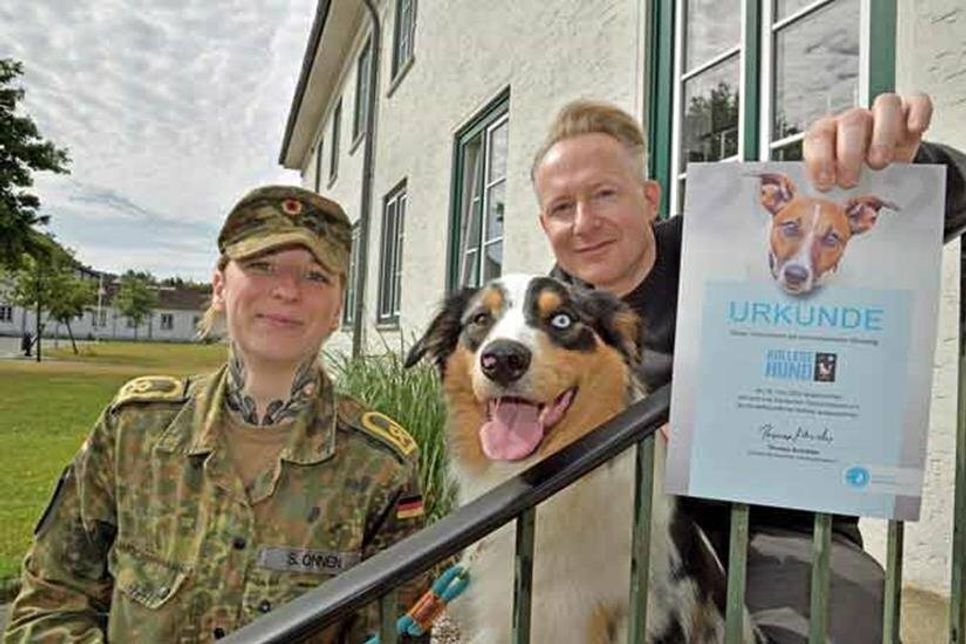 Kemal Besic (r.) vom Plöner Tierschutzverein und Frau Hauptbootsmann Stephanie Onnen mit „Sky“ werben für mehr Akzeptanz von Hunden am Arbeitsplatz.