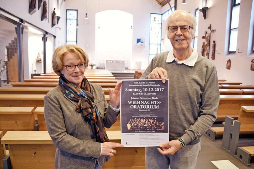 Der künstlerische Leiter des Kammerchor Ostholsteins, Henning Rabe, und die zweite Vorsitzende Bettina Harmstorf freuen sich auf das Konzert in der Paulus-Kirche in Timmendorfer Strand. (Foto: René Kleinschmidt)