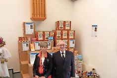Gertrud Rosch und Horst Gatzke freuen sich über die Lebensmittelspenden.
