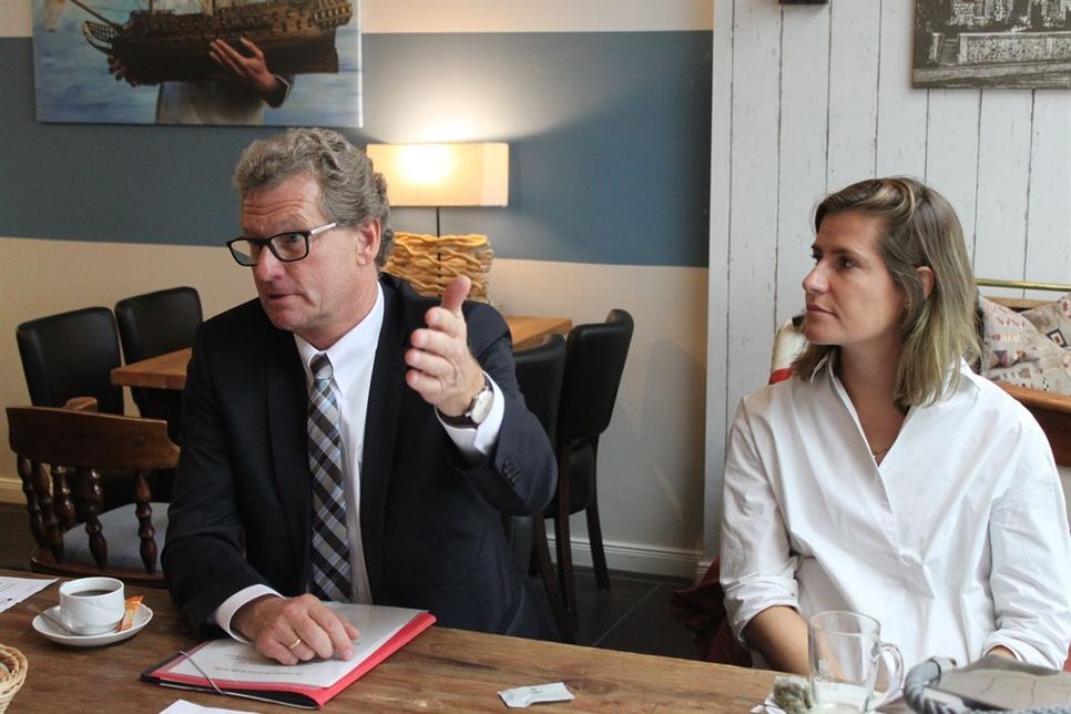 Bernd Buchholz und Touristikleiterin Janina Kononov.
