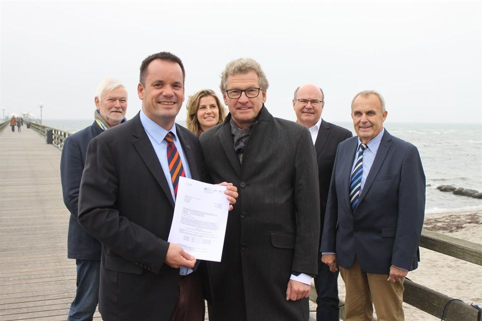 Präsentation des Förderbescheids auf der Seebrücke.