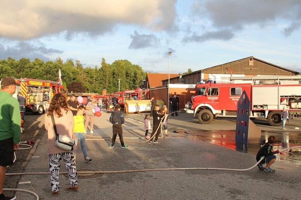 Am Stand der Kinderfeuerwehr übte man sich im Umgang mit D-Strahlrohren.