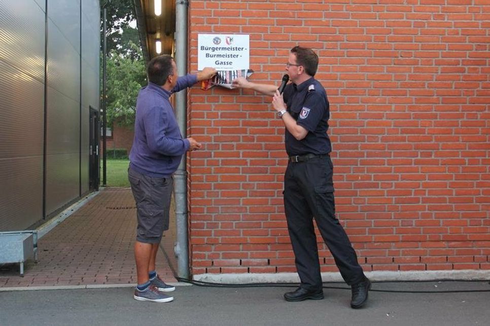 Der Weg zwischen neuer Fahrzeughalle und Schulungsraum wurde nach Bürgermeister Mark Burmeister benannt.