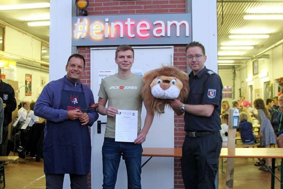 Jakob Kruse (Mitte) wurde als neues Mitglied in der aktiven Feuerwehr von Bürgermeister Mark Burmeister (lks.) und Ortswehrführer Jacob Revenstorf (re.) aufgenommen.