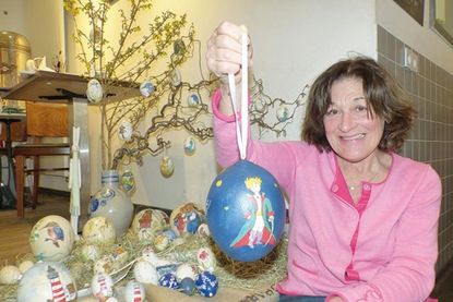 Maria Johannsen zaubert mit Wasserfarbe aus Hühner-, Gänse-, Enten und sogar Straußeneiern zauberhafte kleine Kunstwerke und verkauft sie für einen guten Zweck: Der Erlös kommt einer Klinik in Benin zugute.