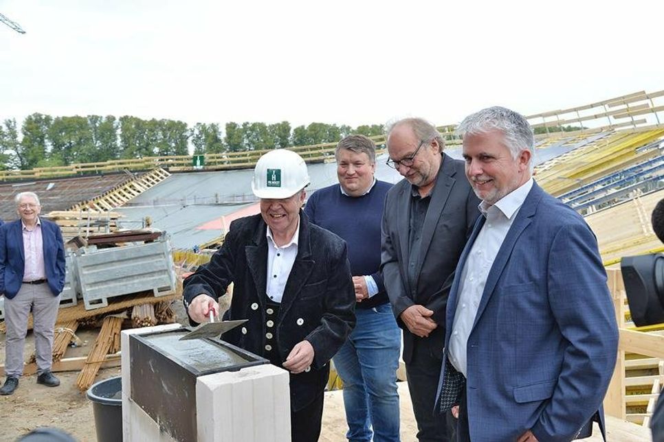 Bei der offiziellen Grundsteinlegung: Bauleiter Andreas Schwedemann, Geschäftsführer Falk Herzog, Bürgermeister Sven Radestock und  Architekt Holger Moths am vergangenen Freitag.