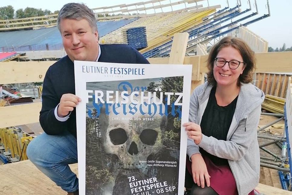 Anna-Luise Hoffmann und Falk Herzog mit den Plakaten für die Spielzeit 2024.