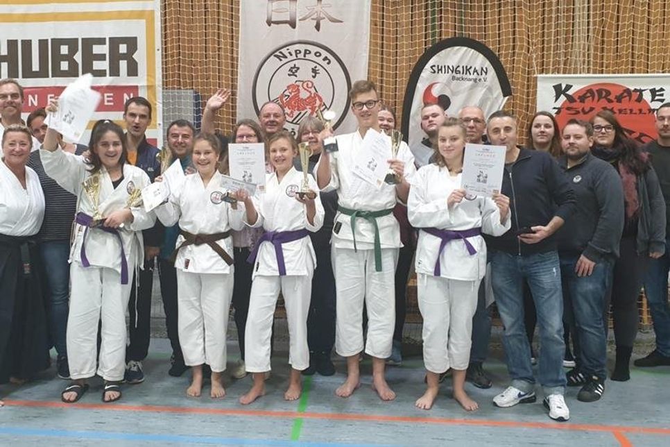 In Pfarrkirchen/Niederbayern fand die 22. Deutsche Meisterschaft der Junioren vom DtKV (Deutscher traditioneller Karateverband) statt. Bei den 110 Startern konnten sich die fünf Teilnehmer aus Grömitz gut behaupten. Mit insgesamt zwei ersten und fünf dritten Plätzen in Kumite (Kampf) und Kata (Form) ging ein aufregendes Wochenende für die Karatekas und ihrem mitgereisten Fanblock zu Ende. (red)