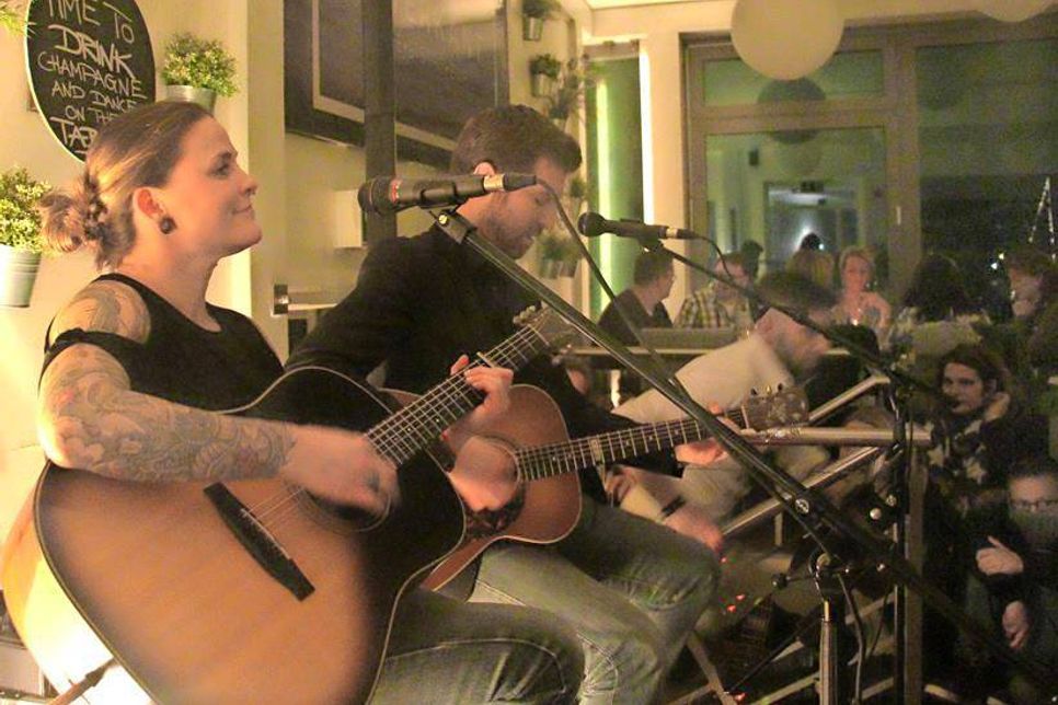 Esther Jung und Lukas Kowalski, bekannt durch „The Voice of Germany“, rissen ihr Publikum im „Waterkant“ mit.