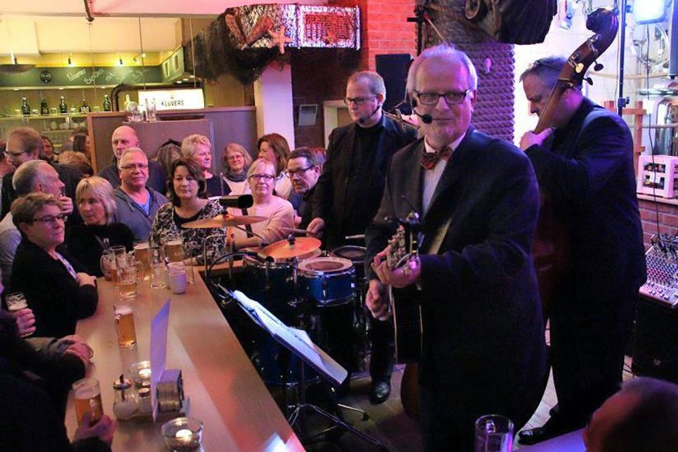 Mittendrin in Klüvers Brauhaus: die Band „ToffieM“.