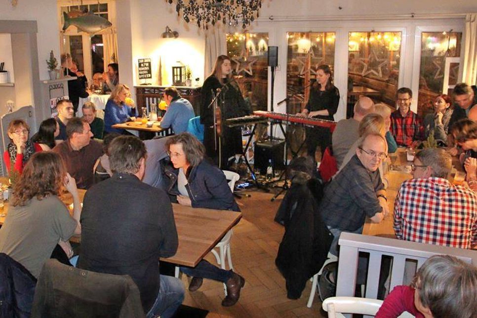 Das Duo „Poems for Jamiro“ begeisterte die Gäste in Krabbes Restaurant.