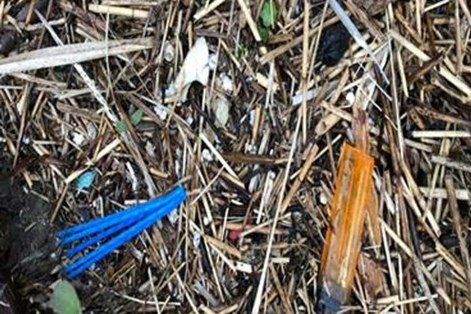 Feuerzeuge,  Plastikplanen,  Drähte,  Masken und Seile sind nur einige Utensilien, die im Müllsack landeten.