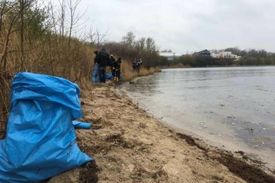 Der erste große Sack war binnen fünf Minuten randvoll gefüllt.