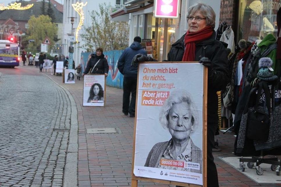 Plakate wurden am Montag entlang der Brückstraße gezeigt.