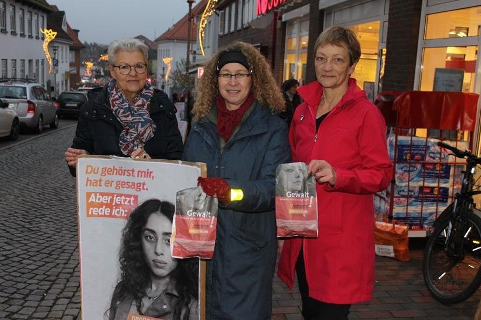 Silke Meints (Kreisgleichstellungsbeauftragte), Natalia von Levetzow und Lotte Eilers aus Oldenburg (v. re.).