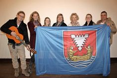 Die letzten Vorbereitungen zum Kulturdinner laufen für Pete Struck, Musikcoach der „Welle 23“, Juliane Uhlemann vom KJN, Carolin Rödig und Erken Schröder von der Ameos-Klinik, Martina Bergmann von der Berufsschule Neustadt sowie für Anika Schlünz und Richard Dippel vom KJN (v. lks.).